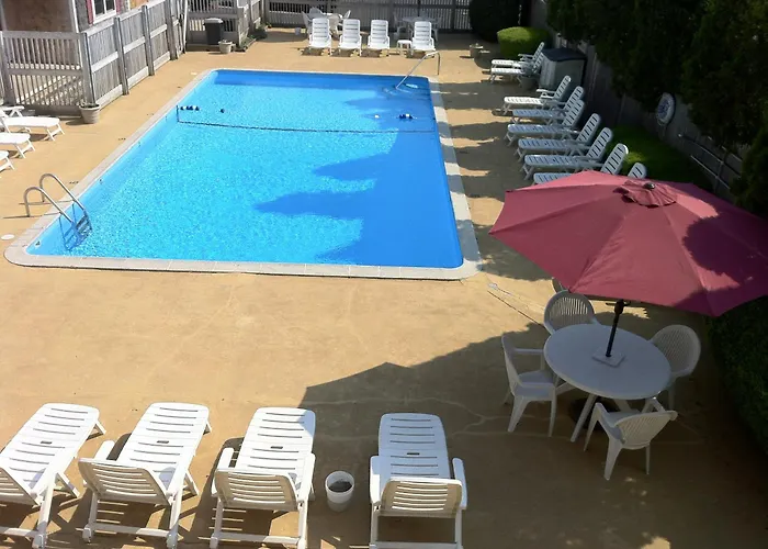 Holiday Hill Inn & Suites